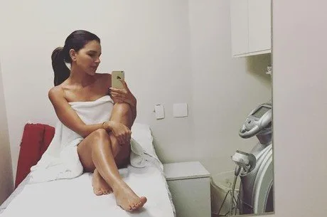 Usando apenas uma toalha, Mariana Rios arranca suspiros dos fãs