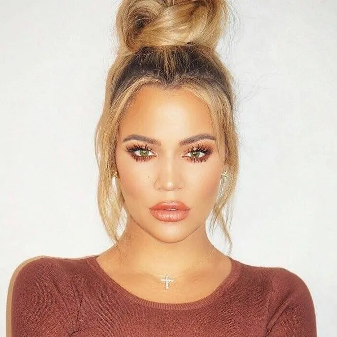 Khloé Kardashian declara que sua gravidez tem sido forte e saudável