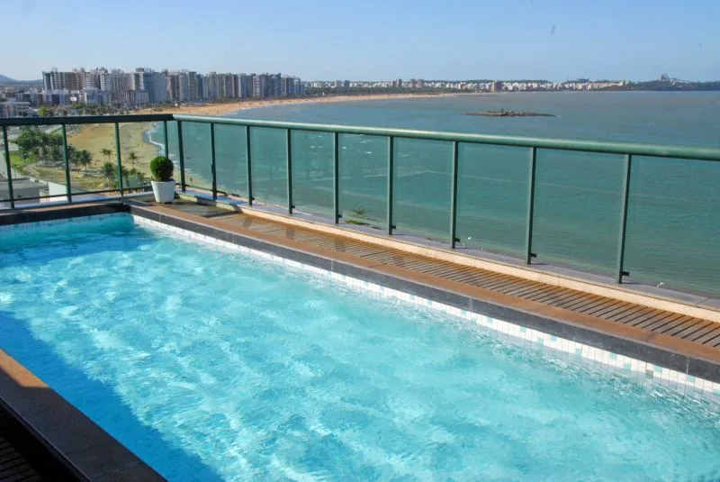 Piscina da cobertura do hotel Bristol em Camburi