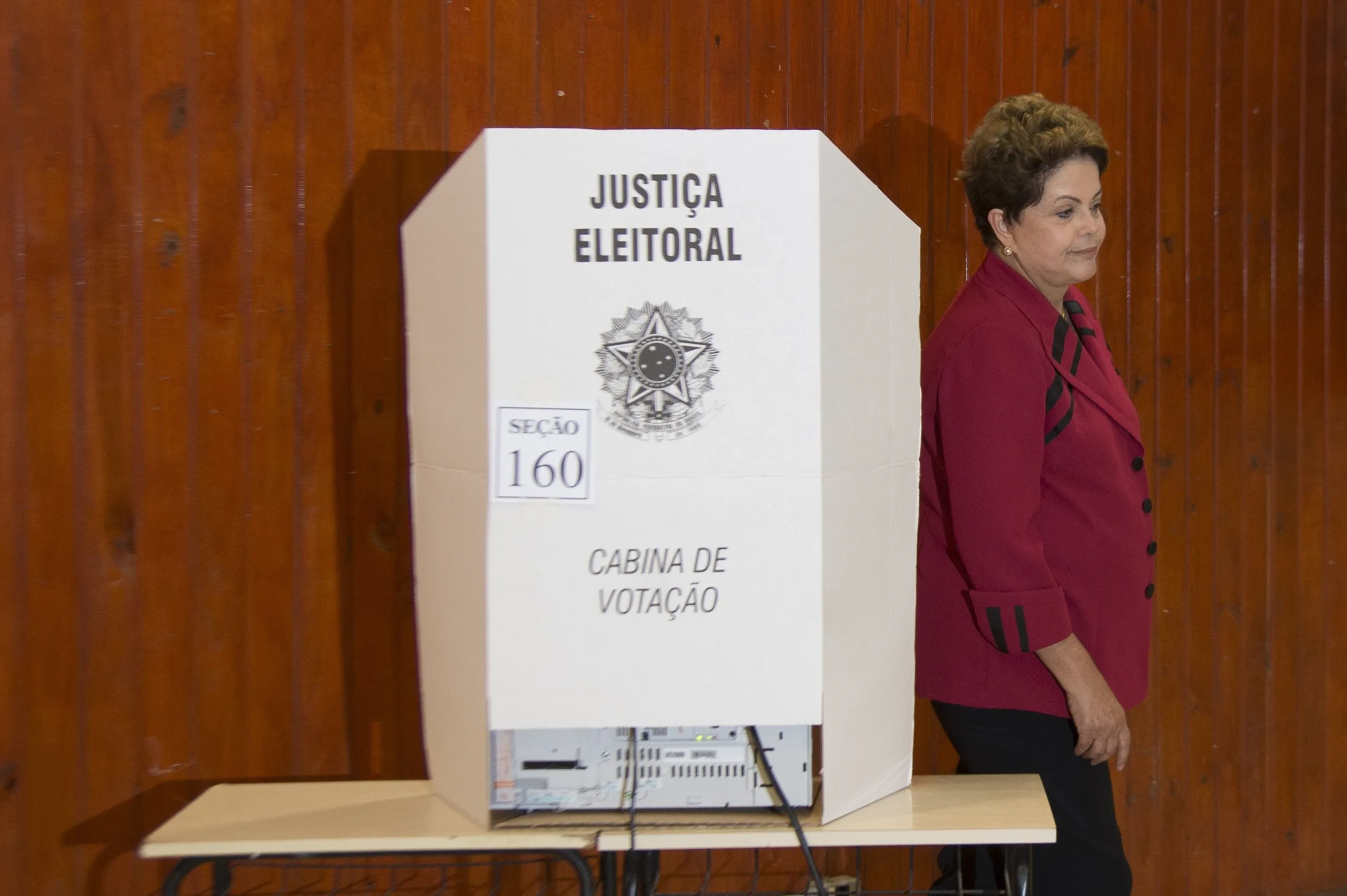 Dilma vota em escola de Porto Alegre