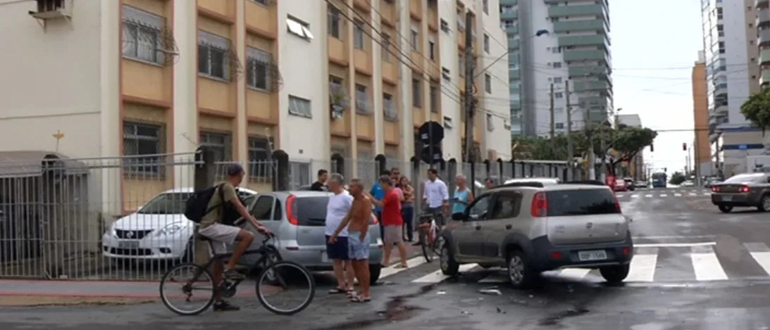 Engavetamento causa confusão no trânsito em bairro de Vila Velha