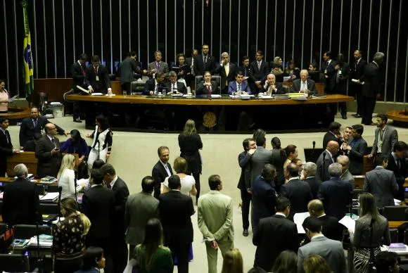 Congresso não conclui votação que revisa metas fiscais e Orçamento 2018 não muda