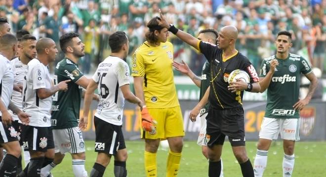 Árbitro nega interferência externa ao cancelar pênalti assinalado ao Palmeiras