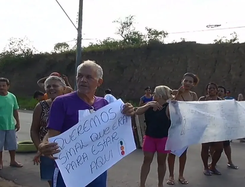 Protestos de estudantes e moradores bloqueiam avenidas e interditam o trânsito na Serra