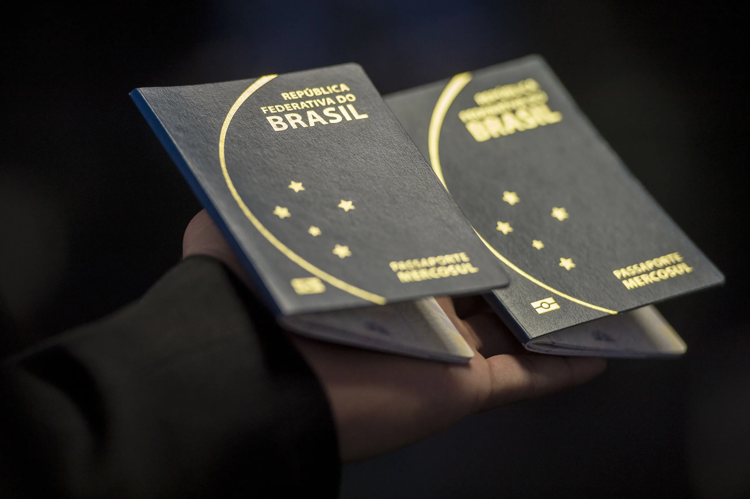 Novo passaporte comum eletrônico brasileiro. O documento passou a ser emitido desde a última segunda -feira (6) pela Polícia Federal e Casa da Moeda, e terá prazo de validade de 10 anos (Marcelo Camargo/Agência Brasil)