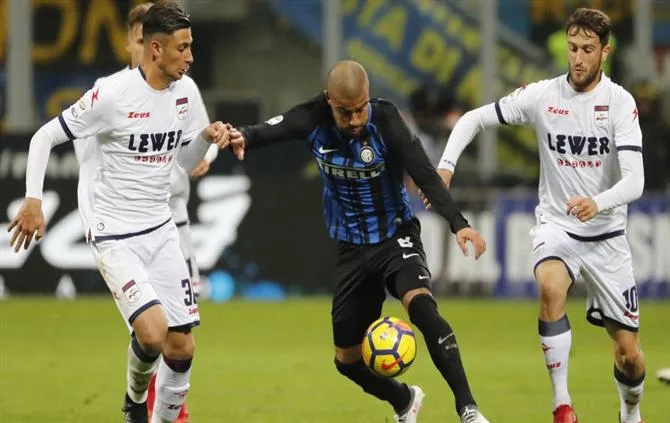 Inter de Milão goleia a Udinese e cola no G4 do Italiano