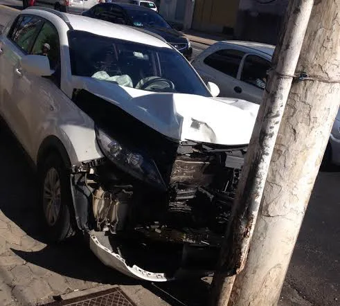 Carro de luxo fica destruído após motorista bater em poste na avenida Maruípe, em Vitória