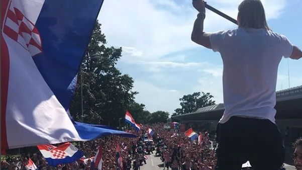 Croácia é recebida com festa por milhares de torcedores em sua chegada a Zagreb