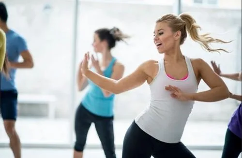 Que tal fazer aula de dança para se aquecer no frio? Aulas de zumba online estão de volta!