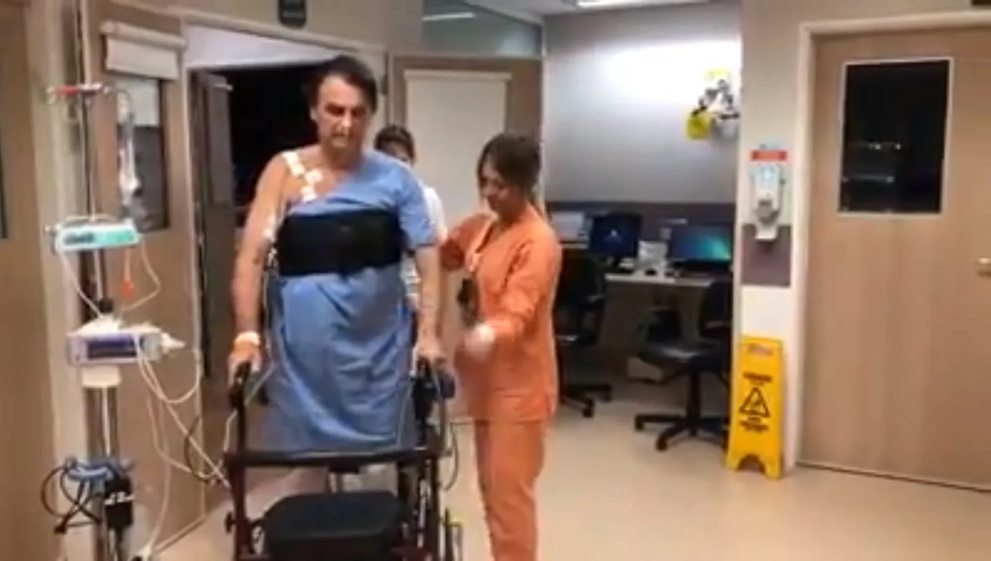 Bolsonaro inicia dieta branda e faz caminhada fora do quarto, diz boletim