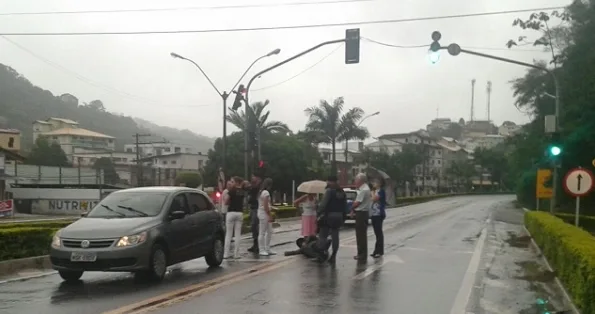 Motociclista fica ferido após bater em carro em Marechal Floriano