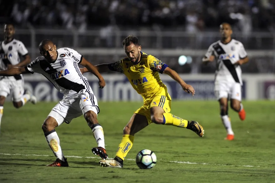 Ponte Preta perde pênalti, mas ganha do Flamengo e deixa a zona de rebaixamento