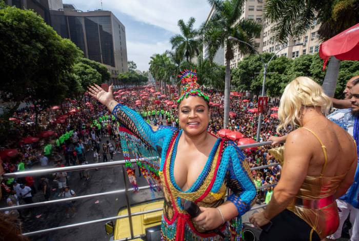 Preta Gil arrasta multidão para curtir o seu bloco em São Paulo e recebe alguns famosos