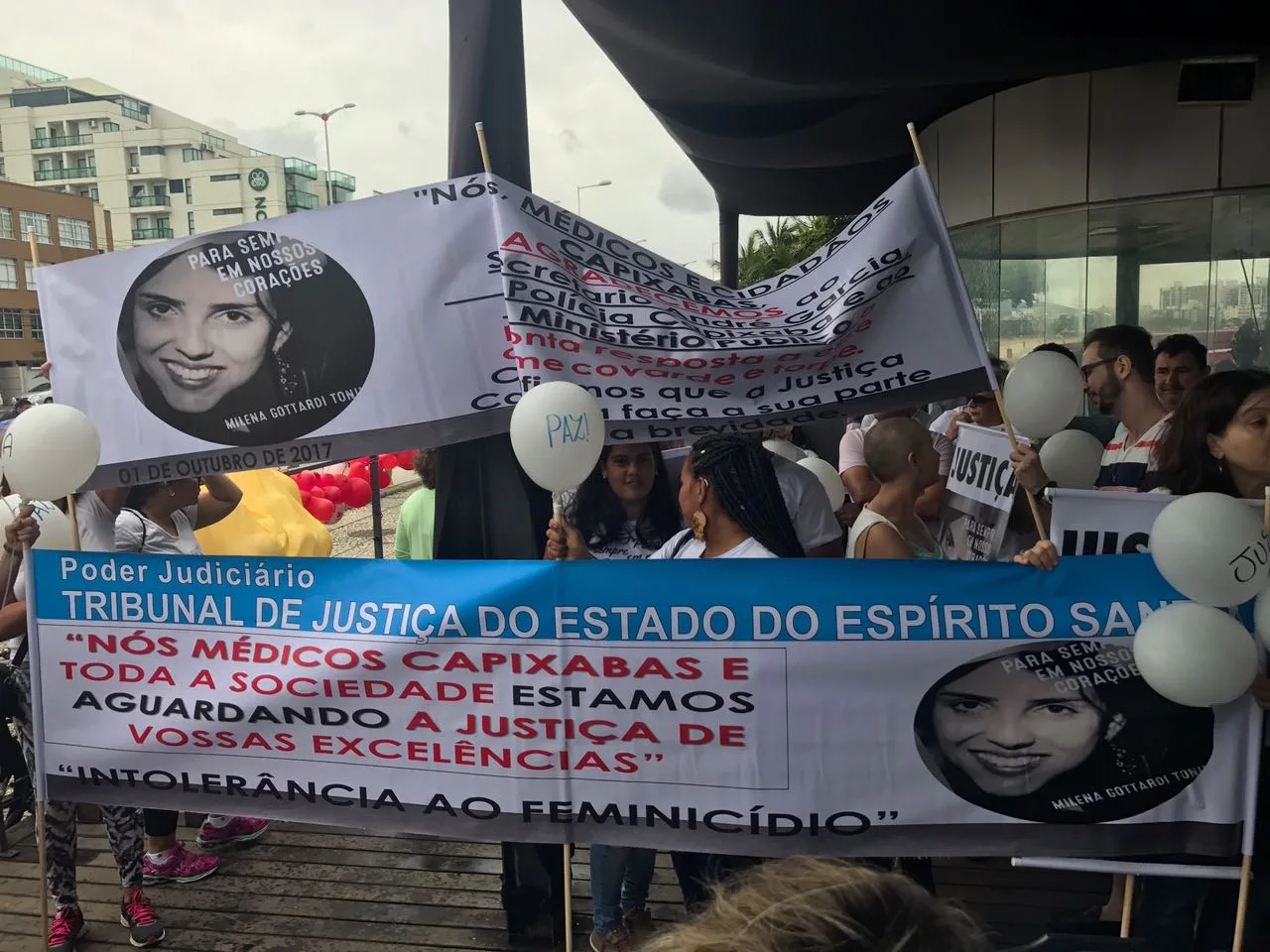 Passeata em homenagem a Milena Gottardi reúne centenas de pessoas na Praia de Camburi