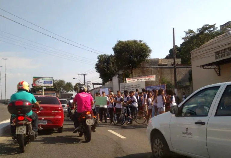 Protestos de estudantes contra PEC 241 deixa trânsito complicado na Grande Vitória