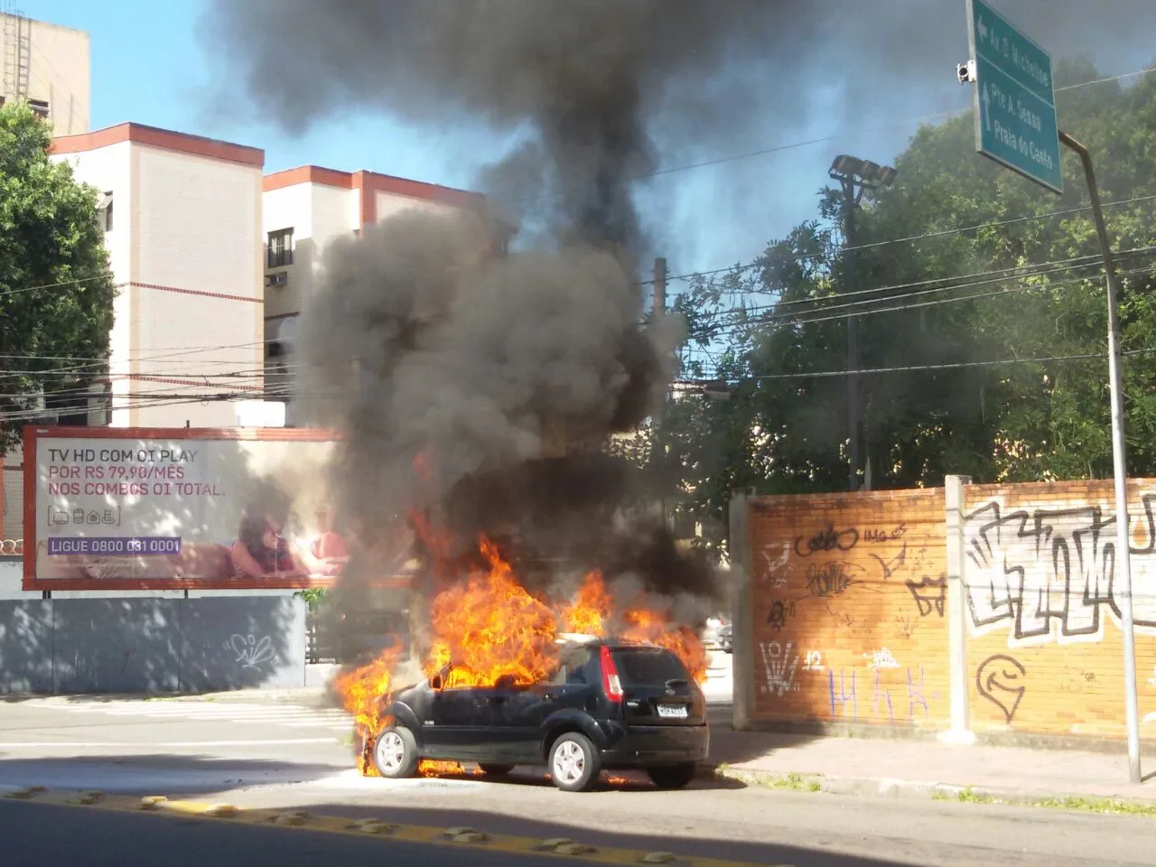 Carro de passeio pega fogo e assusta moradores em Jardim da Penha, Vitória