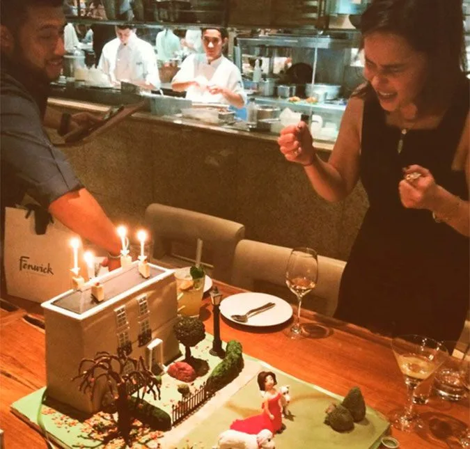 Emilia Clarke, de Game of Thrones, ganha bolo todo estilizado em aniversário!