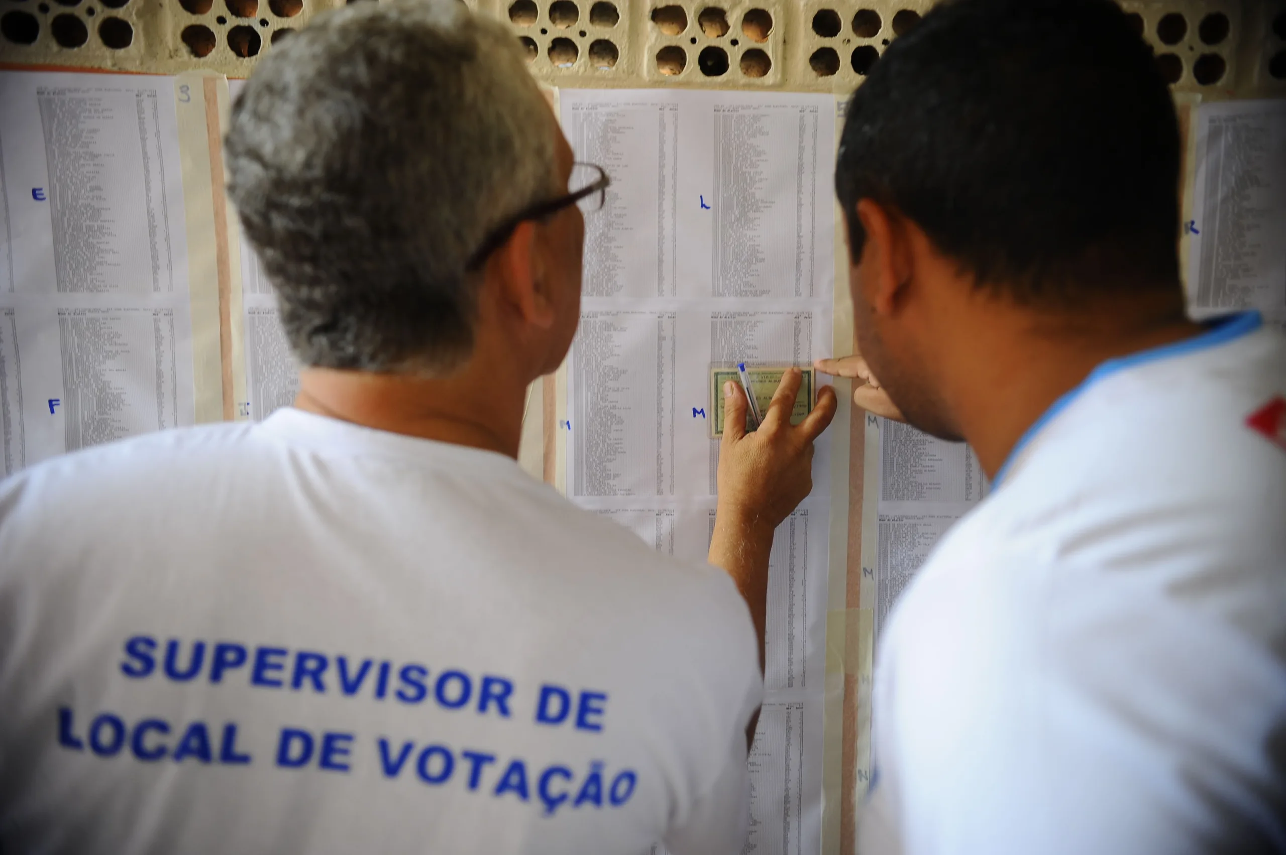 Eleitores comparecem ás seções eleitorais para votarem no segundo turno das Eleiçoes 2014 na cidade de Belém, no Pará (Tânia Rêgo/Agência Brasil)