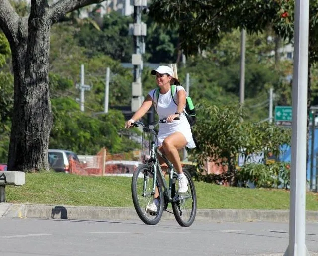 Malu Mader anda de bicicleta com saia curta e exibe coxas grossas