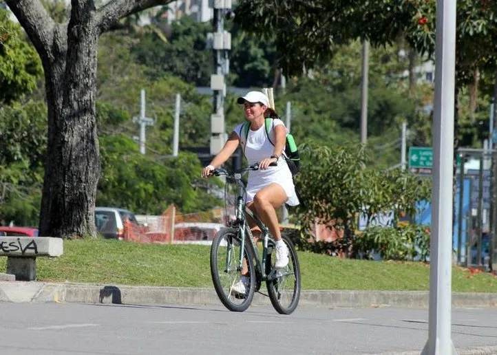 Malu Mader anda de bicicleta com saia curta e exibe coxas grossas