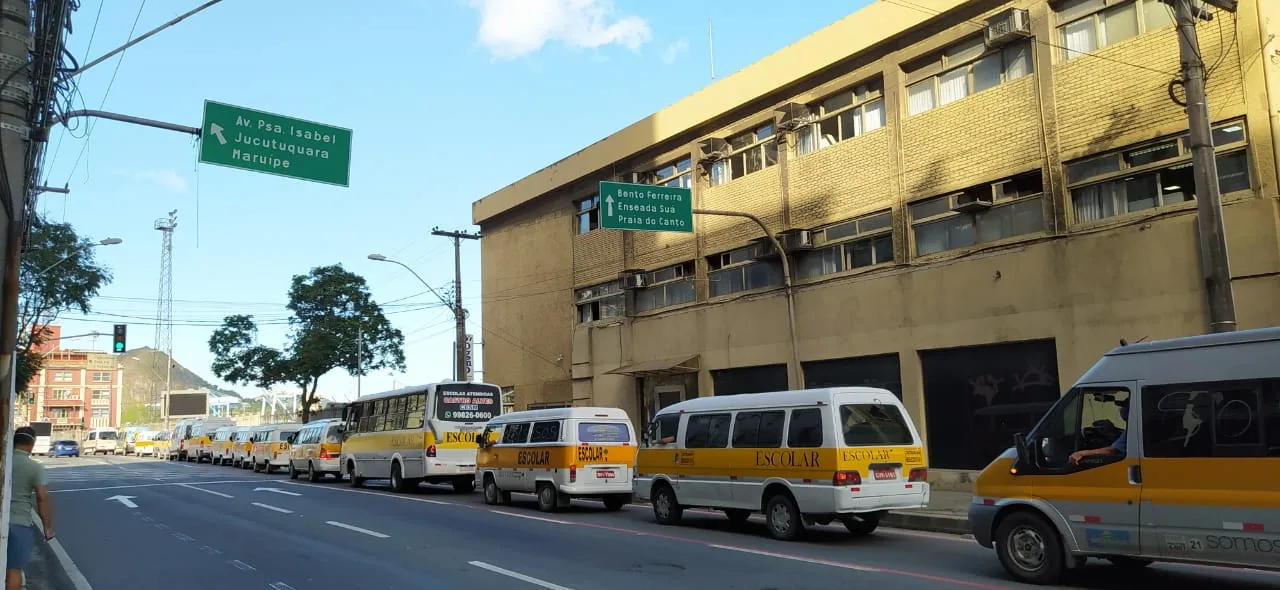 Protesto de motoristas de transporte escolar deixa trânsito lento na Grande Vitória