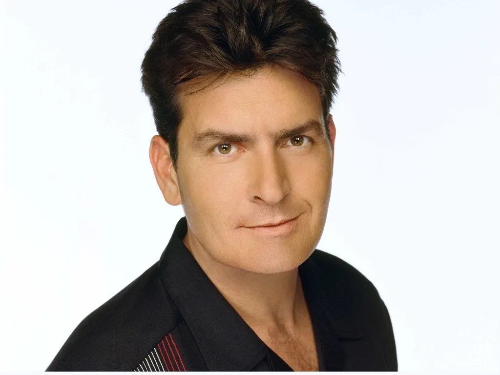 Charlie Sheen, astro de 'Two And a Half Men', sofre intoxicação alimentar