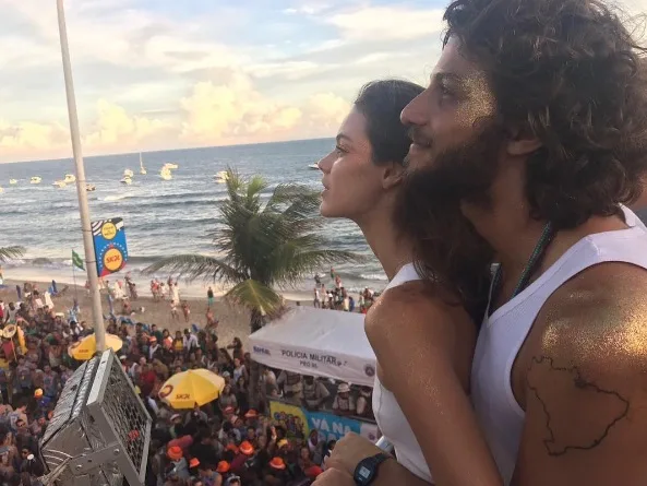 Chay Suede pede namorada em casamento durante gravação de 'Amor & Sexo'