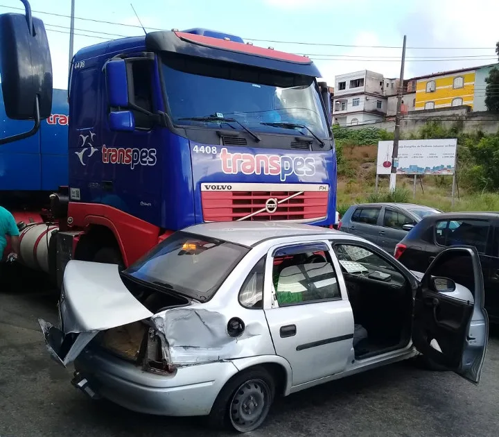 Acidente entre carro e caminhão é registrado em Vila Velha