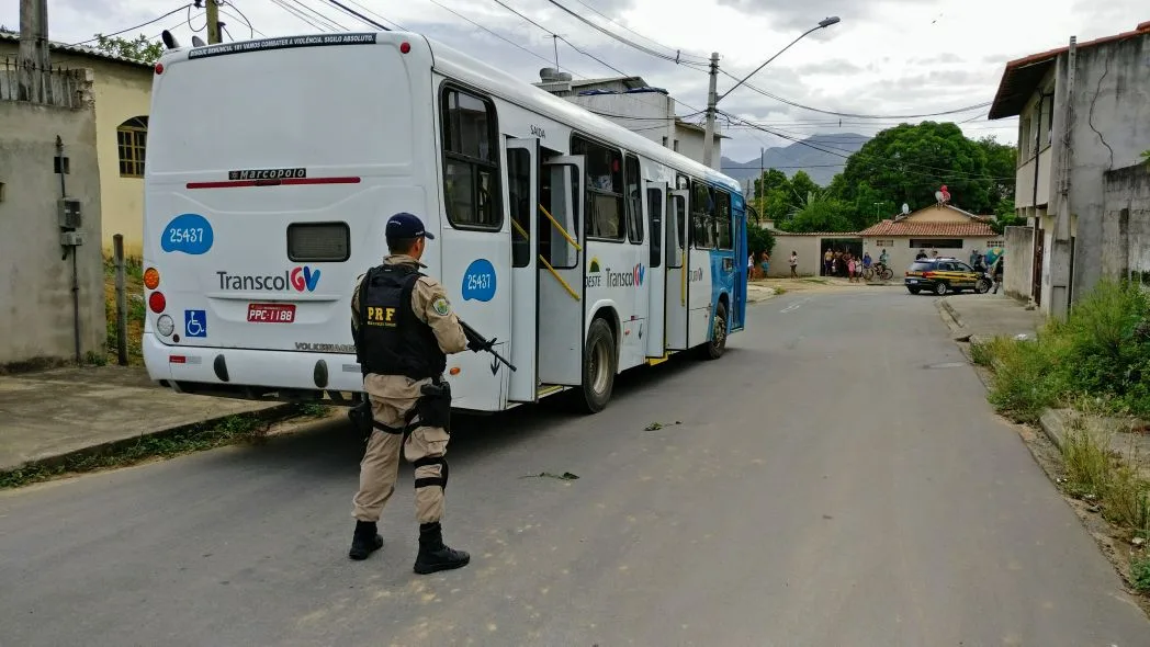 Polícia Rodoviária Federal recupera ônibus tomado por indivíduos na Serra