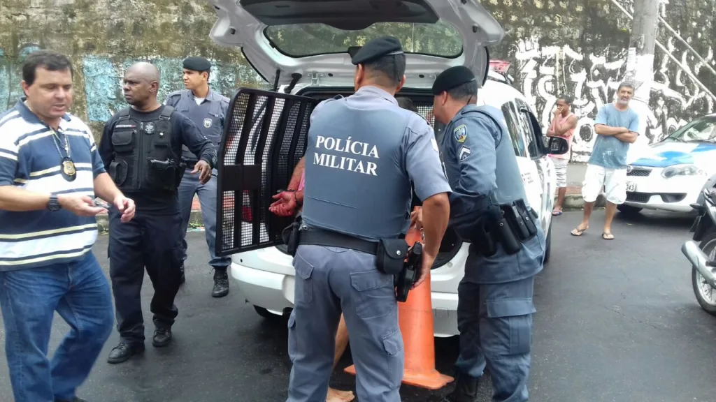 Mulher esfaqueada em ponto de ônibus iria receber botão do pânico essa semana