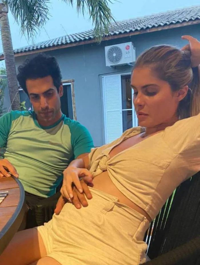 Gravidinhos? Bárbara Evans aparece ao lado do noivo acariciando a barriga