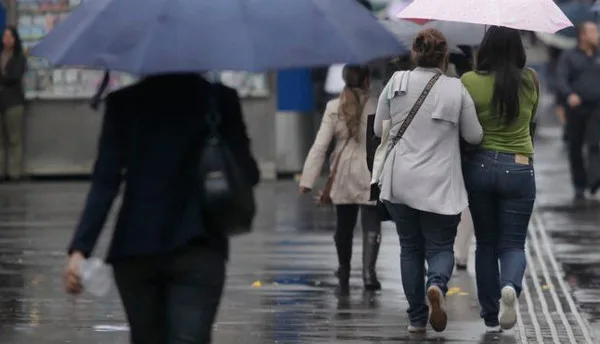 São Paulo- SP, Brasil- 24/07/2014- Tempo frio e chuvoso na cidade de São Paulo. Na foto, pessoas se protegem do frio e da chuva, na região da avenida Paulista. Foto: Oswaldo Corneti/ Fotos Públicas