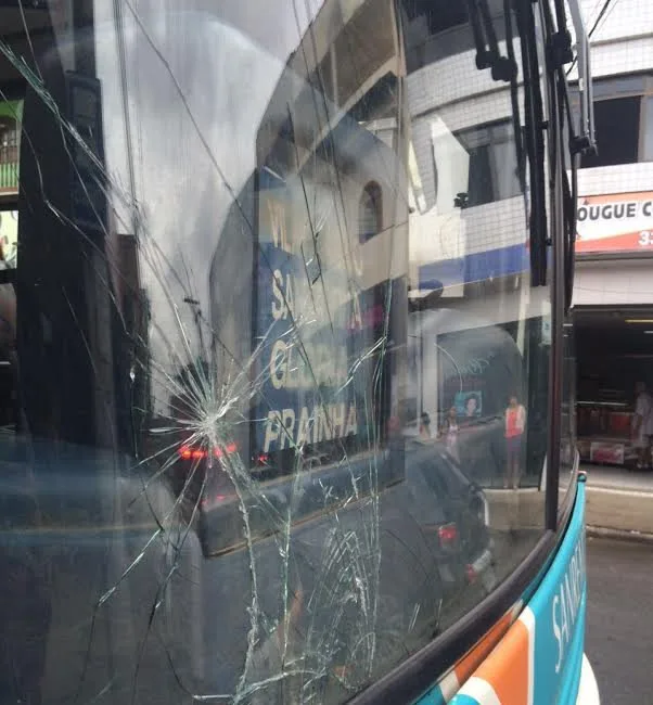 Ciclista fica ferido após ser atropelado por ônibus em Vila Velha