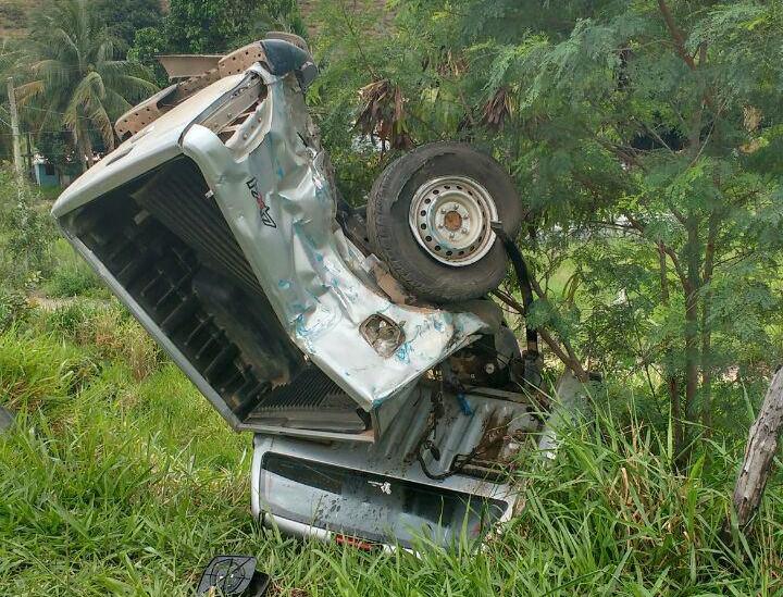 Caminhonete e caminhão batem e duas pessoas ficam feridas na BR-101 em Viana