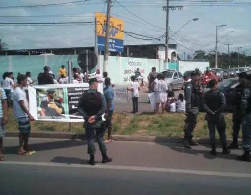 Família de jovem morto por engano protesta na Rodovia do Sol