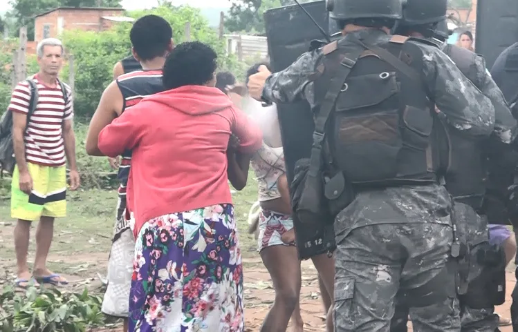 Famílias retiradas de terreno em Vila Velha serão abrigadas em prédio da prefeitura