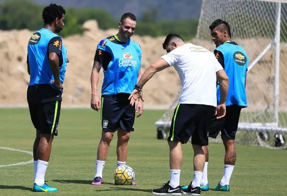 Renato Augusto, Gil e Paulinho se apresentam à seleção e treinam no CT do Flu