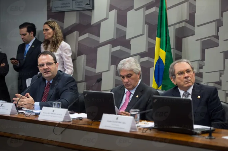 Citando 'Três porquinhos' petista critica discurso da equipe econômica