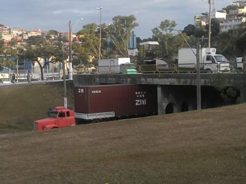 Carreta fica presa em viaduto de Vitória