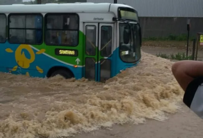 Alagamentos, deslizamento e famílias desalojadas: veja os estragos da chuva no ES!