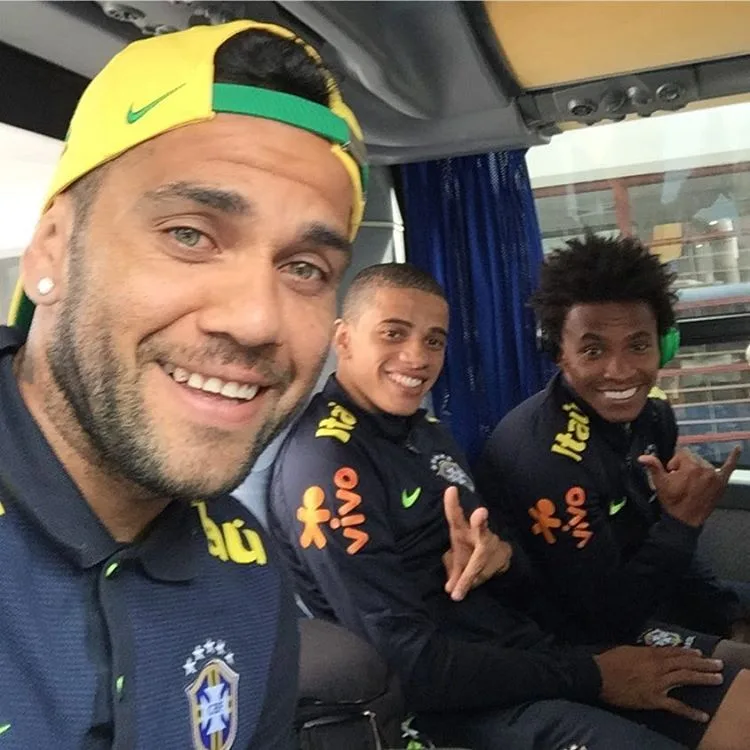 Há dez anos na seleção, Daniel Alves exibe orgulho: 'Sempre muito especial'