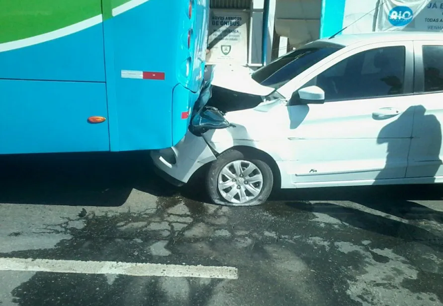 Acidente entre ônibus e carro assusta moradores da Serra