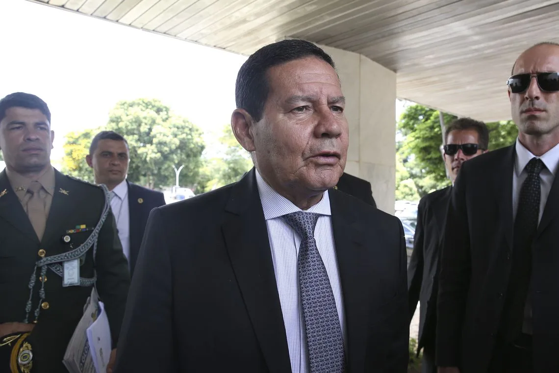 O presidente em exercicio, general, Hamilton Mourão, fala à imprensa