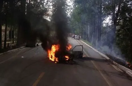 Veículo pega fogo após colisão em Guaçuí e duas pessoas ficam feridas