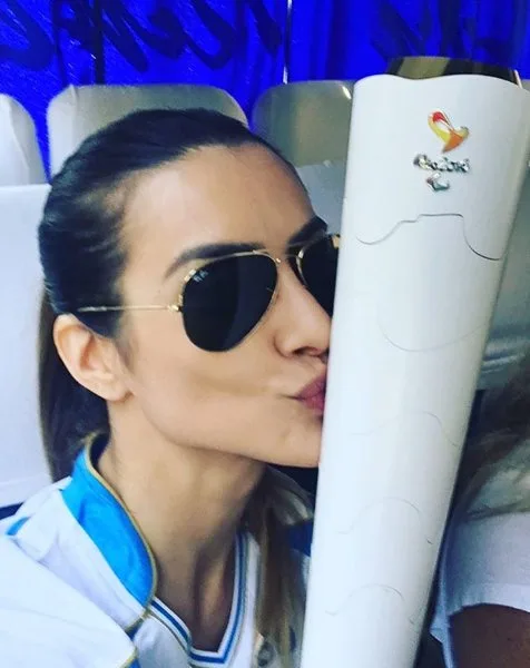 Após campanha polêmica, Cleo Pires posa com tocha das Paralimpíadas