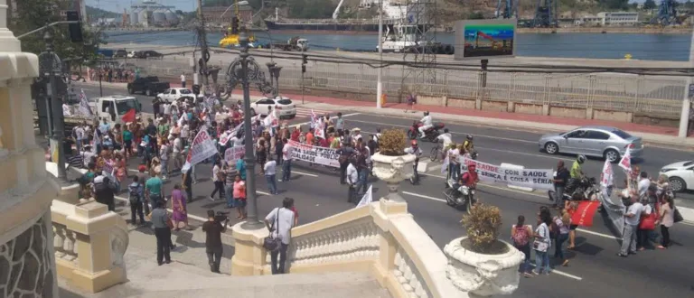 Manhã de protestos de servidores públicos complicam trânsito em Vitória e Vila Velha