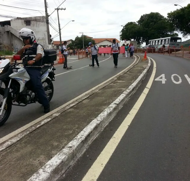 Professores liberam avenida Jerônimo Monteiro após protesto no Centro de Vitória