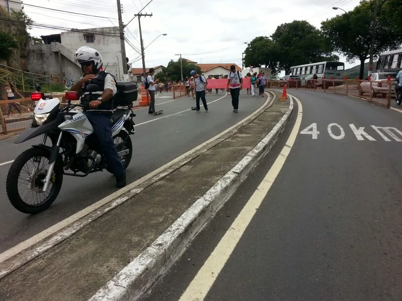 Professores liberam avenida Jerônimo Monteiro após protesto no Centro de Vitória