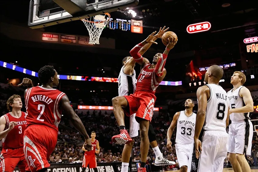 Rockets supera Lakers na segunda prorrogação e encerra jejum na NBA