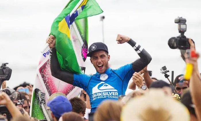 Filipe Toledo conquista título da 1ª etapa do Circuito Mundial de Surfe